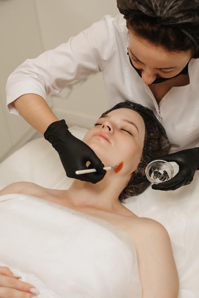 The,Cosmetologist,Applies,A,Liquid,Gel,To,The,Face,With